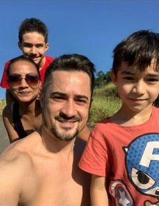 Everton Moraes com sua esposa e filhos